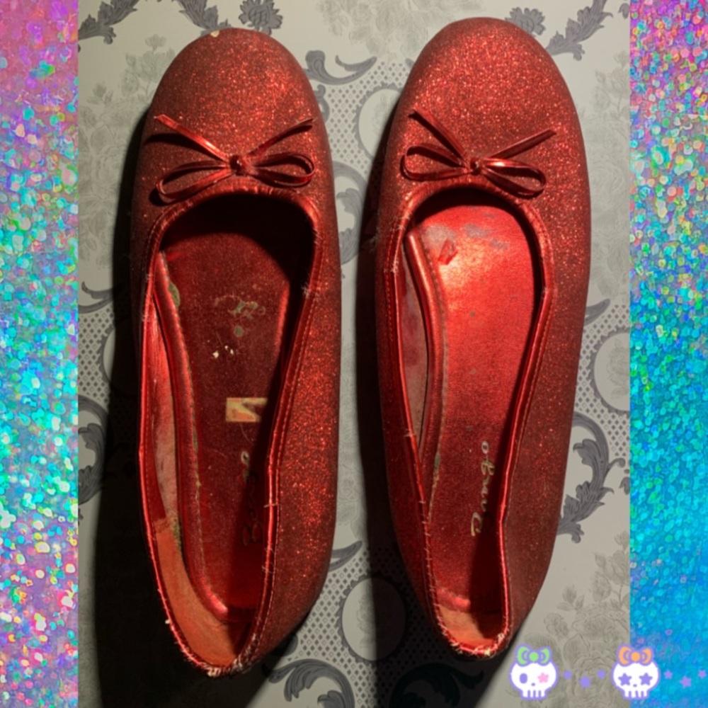💀 Red Glittery Flats
